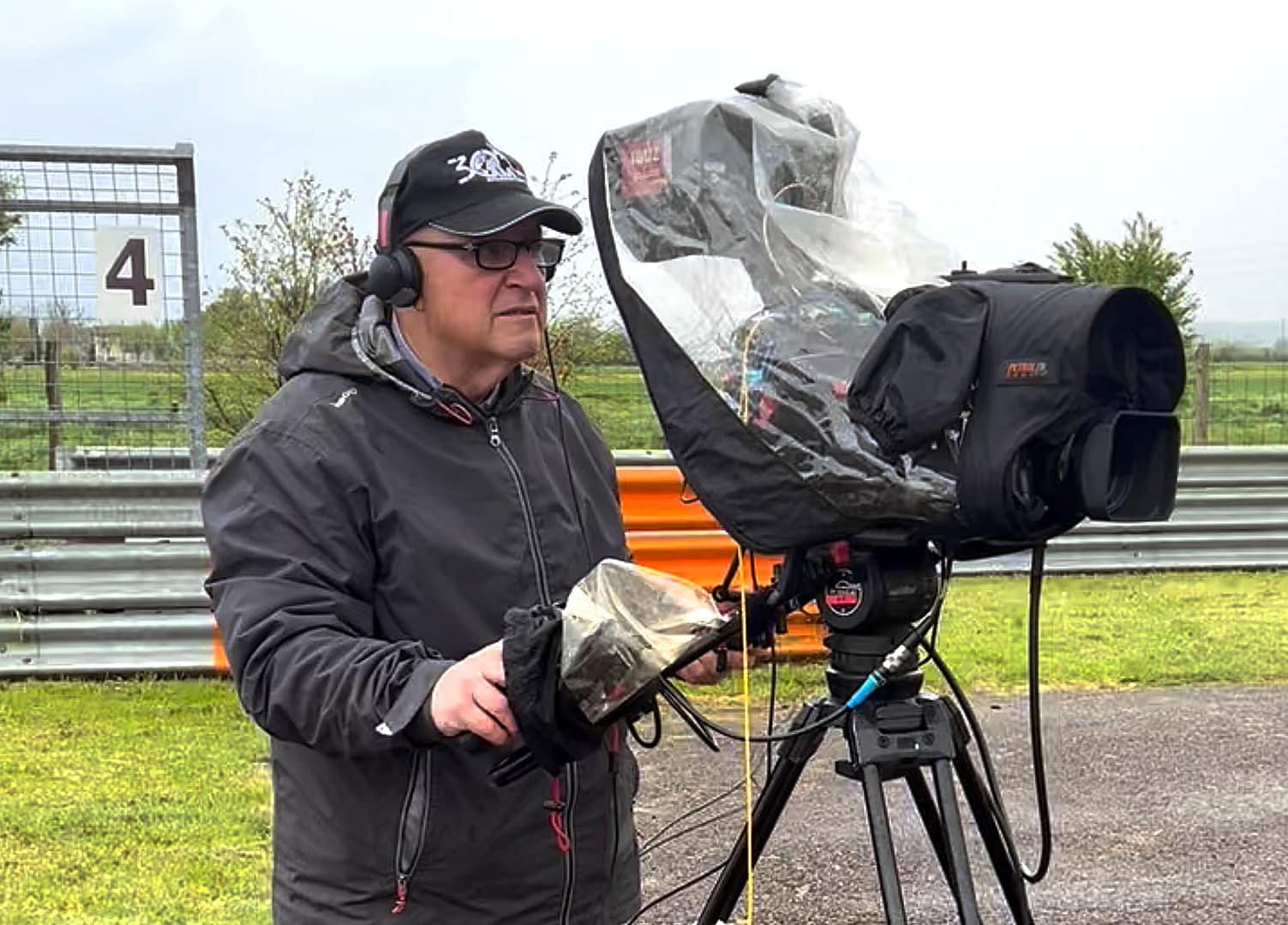 Operatore video in pista con cuffia intercom – Ibuz Group