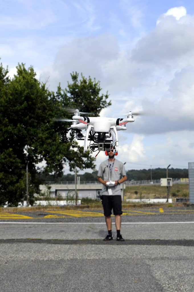 Pilota con drone Phantom 1 durante test live a Vallelunga – Ibuz Group 2014